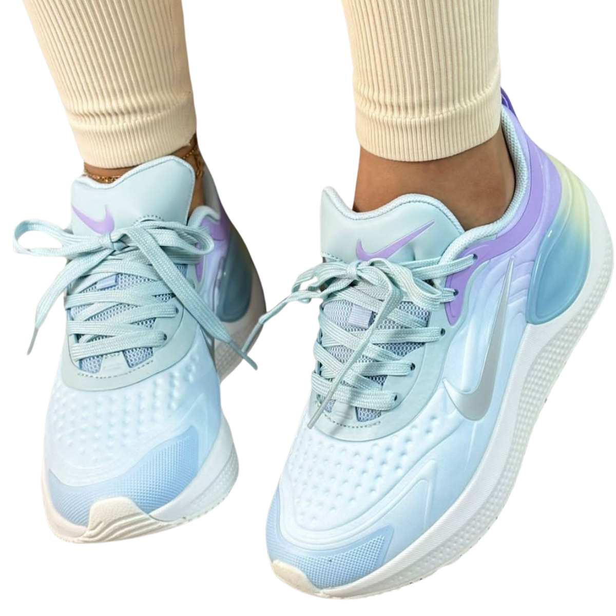 COMPRAR ZAPATILLAS NIKE FLY V2 MUJER: Rendimiento y Estilo para Tu Día a Día en Onlineshoppingcenterg. Las ZAPATILLAS NIKE FLY V2 MUJER son la elección ideal para quienes buscan un calzado cómodo, resistente y con estilo. En Onlineshoppingcenterg tenemos estas zapatillas listas para acompañarte en tus entrenamientos o simplemente para un día activo, con la tecnología y calidad que solo Nike ofrece.  ¿Por Qué Elegir las Zapatillas Nike Fly V2 Mujer? Las Nike Fly V2 Mujer se destacan por su ligereza y soporte, ideales tanto para correr como para el uso diario. La amortiguación suave y la suela con tracción mejorada ofrecen una pisada cómoda y segura en cada paso. Estas zapatillas están diseñadas pensando en las necesidades de las mujeres activas que buscan rendimiento sin sacrificar estilo.  Características Destacadas de las Nike Fly V2 Mujer Amortiguación Reactiva: Proporciona comodidad en cada paso, ideal para caminatas largas o entrenamientos intensos. Diseño Ligero: Con materiales de alta calidad que ofrecen resistencia y flexibilidad. Suela con Agarre Mejorado: Perfecto para todo tipo de superficies, brindando estabilidad en cada movimiento. Estilo Moderno: Ideal para combinar con cualquier atuendo deportivo o casual. Comparativa entre Modelos Populares de la Serie Nike Fly La línea Nike Fly incluye una variedad de modelos diseñados para satisfacer diferentes necesidades. Aquí comparamos algunos de los modelos más populares, como el Nike Zoom Fly 5 y el Nike Vaporfly 3, que ofrecen características únicas y varían en estilo y funcionalidad.  Modelo	Uso Principal	Características Clave Nike Fly V2 Mujer	Uso diario y running	Amortiguación reactiva, diseño ligero Nike Zoom Fly 5	Running de larga distancia	Amortiguación Zoom, suela de tracción Nike Vaporfly 3	Competencias	Materiales ultra ligeros